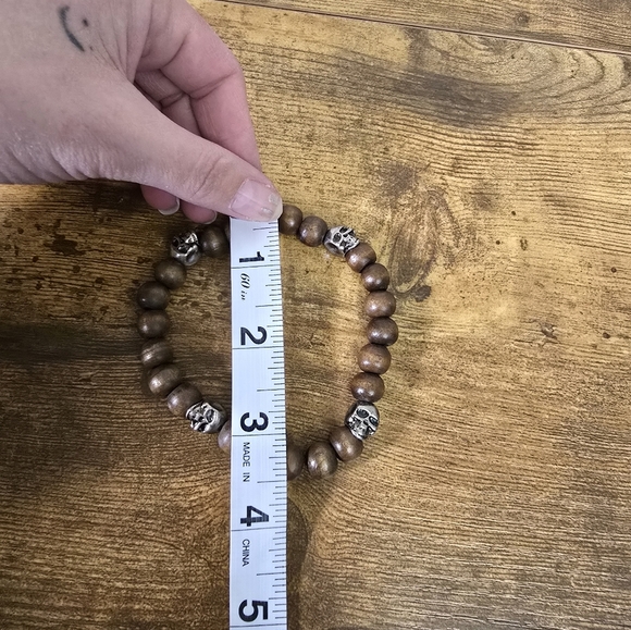 Brown Beaded stretchy Bracelet with Silver skull beads - Picture 3 of 4